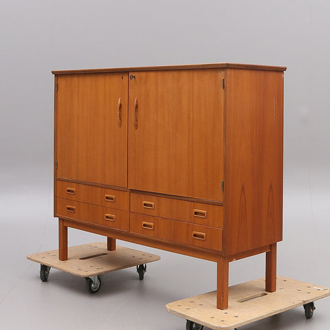 TEAK SIDEBOARD/CABINET,  1950s/60s.