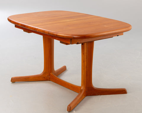 Solid Teak dining table, with 2 extension leaves. Mid-century design.