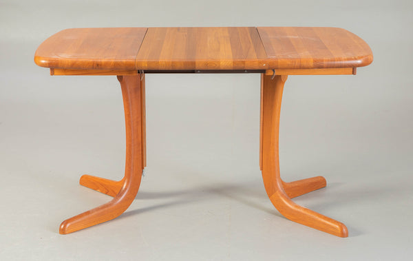 GUDME Møbelfabrik, Solid Teak extendable dining table *