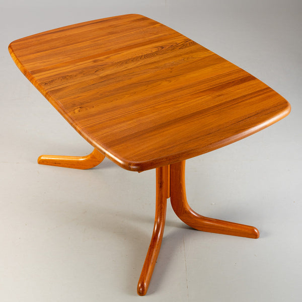 GUDME MØBELFABRIK A/S. SOLID Teak dining table, extendable. Danish mid-century design.