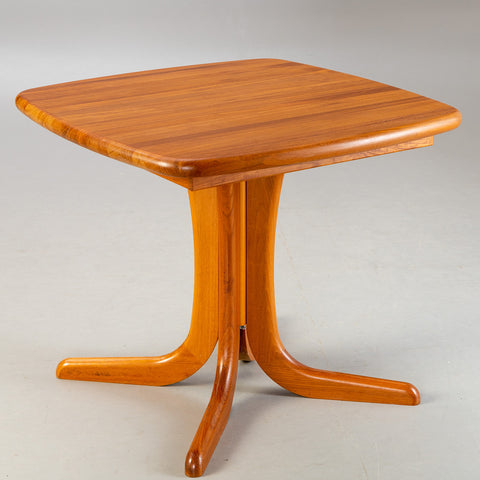 GUDME MØBELFABRIK A/S. SOLID Teak dining table, extendable. Danish mid-century design.