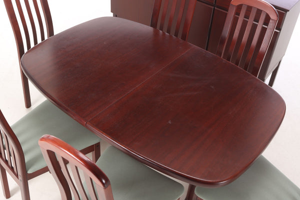 MAHOGANY TABLE, 6 CHAIRS AND SIDEBOARD- Skovby, Findahl.