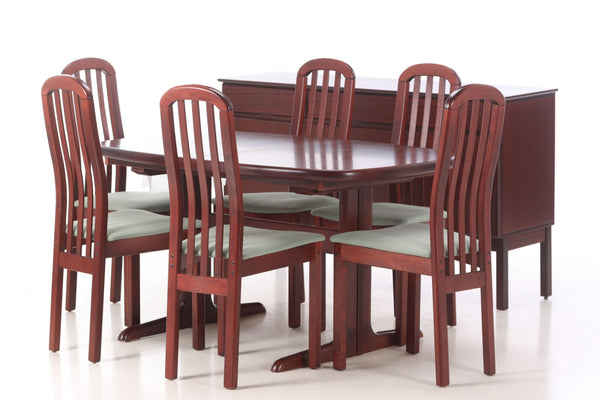 MAHOGANY TABLE, 6 CHAIRS AND SIDEBOARD- Skovby, Findahl.