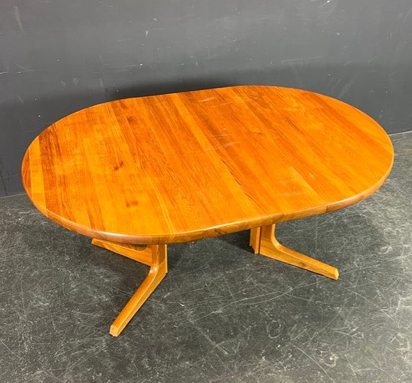 Solid Teak Round Dining table  With 1 solid teak leaf, and 2 veneered Leave, Gudme, Denmark