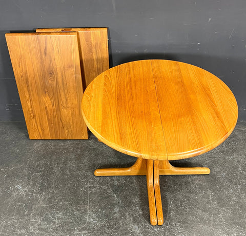 SMALL EXTENDABLE SOLID TEAK DINING TABLE.