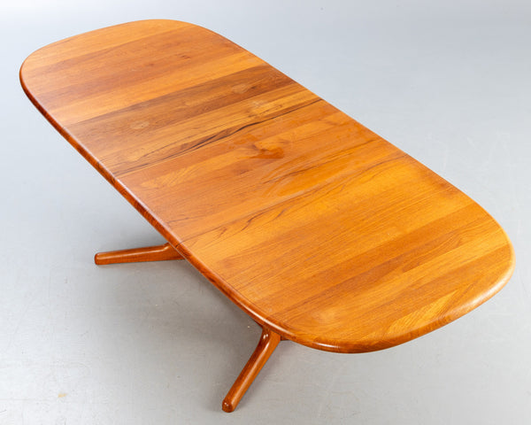 Solid Teak dining table, 2 extension leaves. Danish mid-century design.By Glostrup. Denmarkk
