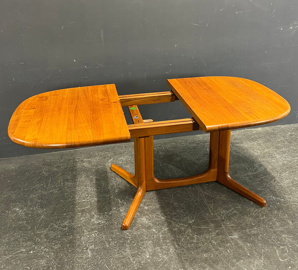 SOLID TEAK DINING TABLE GLOSTRUP  Møbelfabrik