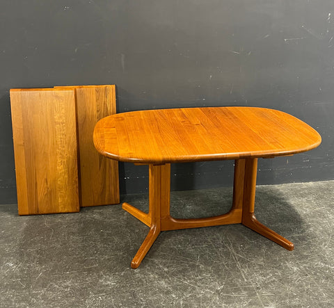 SOLID TEAK DINING TABLE GLOSTRUP  Møbelfabrik