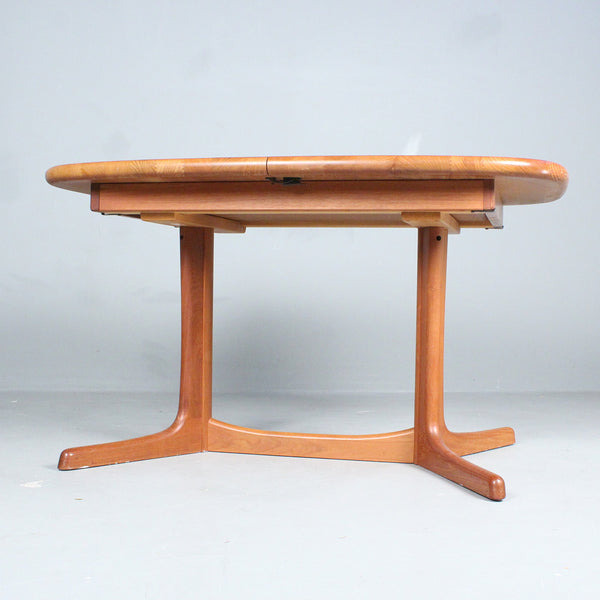 SOLID TEAK Expandable table/dining table, Denmark, 1960s. DYRLUND.