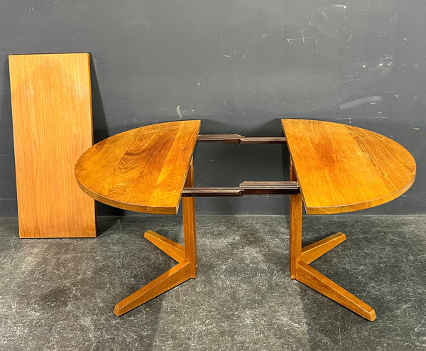 SOLID ROUND TEAK TABLE WITH ONE INSERT