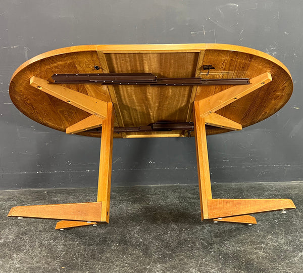 SOLID ROUND TEAK TABLE WITH ONE INSERT
