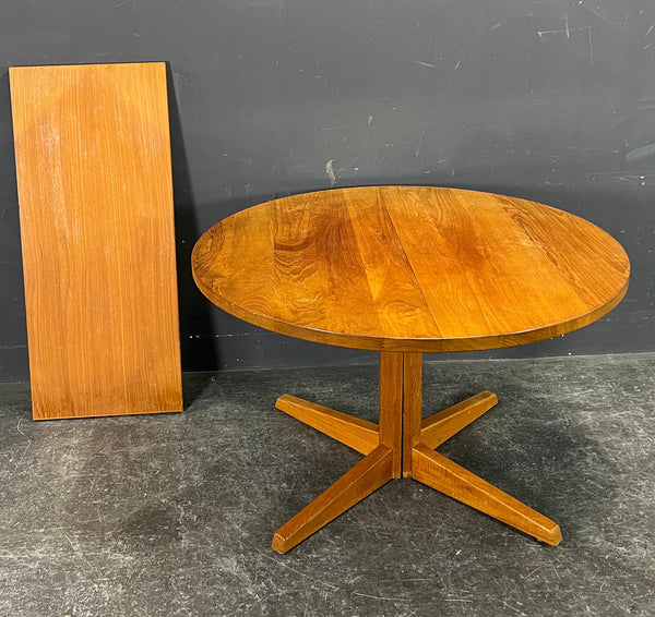 SOLID ROUND TEAK TABLE WITH ONE INSERT