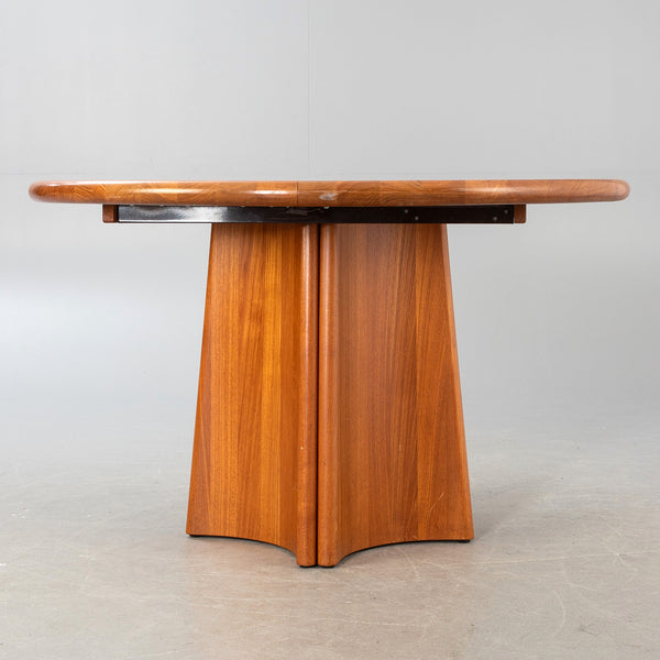 Round dining table Denmark,  2nd half of the 20th . by  Glostrup