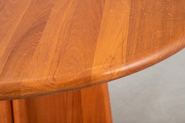 Round dining table Denmark,  2nd half of the 20th . by  Glostrup