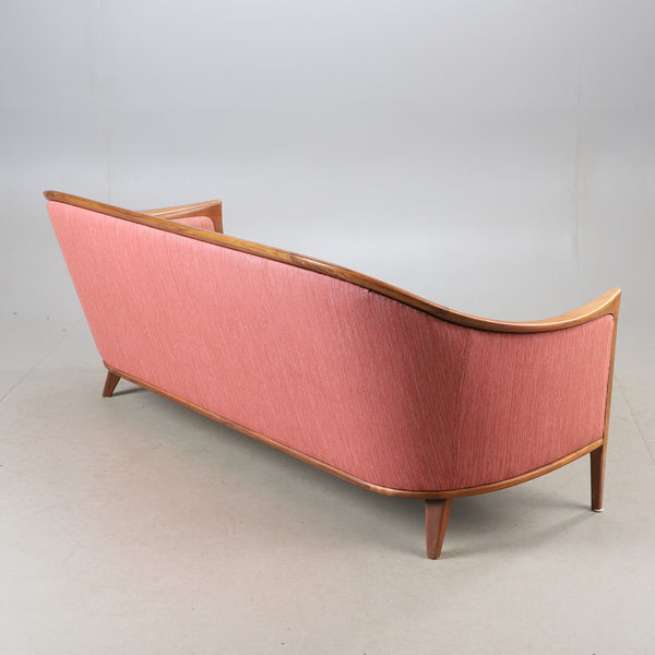 A walnut “Aristokrat” sofa by the Andersson Brothers. Helsingborgs Auktionskammare- BERTIL FRIDHAGEN