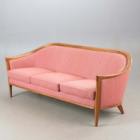 A walnut “Aristokrat” sofa by the Andersson Brothers. Helsingborgs Auktionskammare- BERTIL FRIDHAGEN