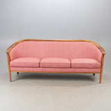 A walnut “Aristokrat” sofa by the Andersson Brothers. Helsingborgs Auktionskammare- BERTIL FRIDHAGEN
