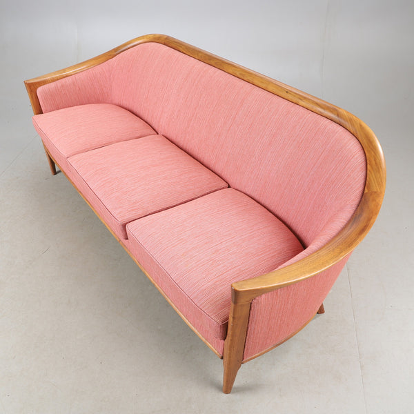 A walnut “Aristokrat” sofa by the Andersson Brothers. Helsingborgs Auktionskammare- BERTIL FRIDHAGEN