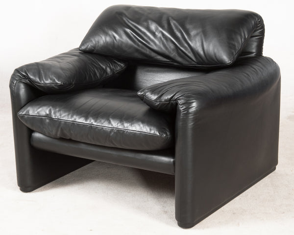 Vico Magistretti, 2-seater sofas and one chair model Maralunga in black leather for Cassina (2)