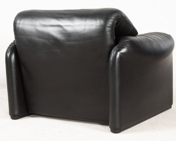 Vico Magistretti, 2-seater sofas and one chair model Maralunga in black leather for Cassina (2)