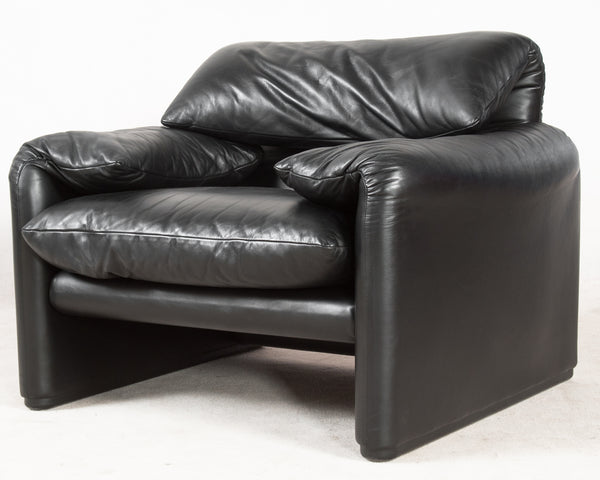 Vico Magistretti, 2-seater sofas and one chair model Maralunga in black leather for Cassina (2)