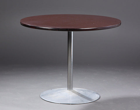 Round Table by Arne Jacobsen . Produced by Fritz Hansen 1975