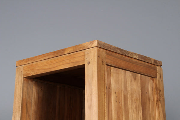 Pair of narrow bookshelves in solid teak. (2)