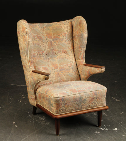 Ear flap chair with teak nails