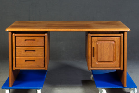 Desk in teak