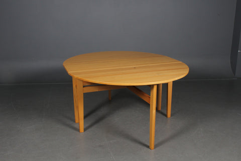 Hyllinge Møbler Dining table Danish furniture manufacturer.