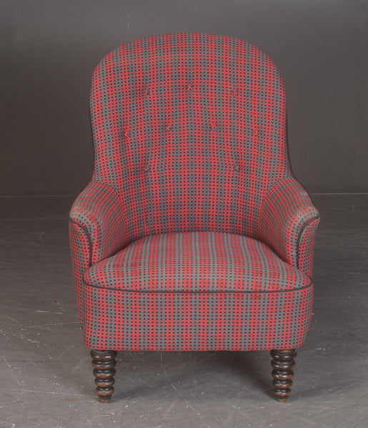 Buttoned armchair