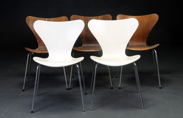 Arne Jacobsen. Five chairs model 3107.