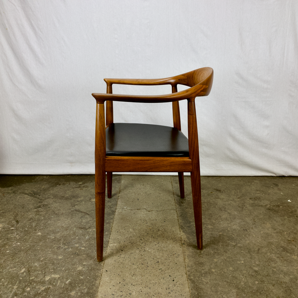 Hans Wegner JH 503 'Round Chair' in Teak and Leather
