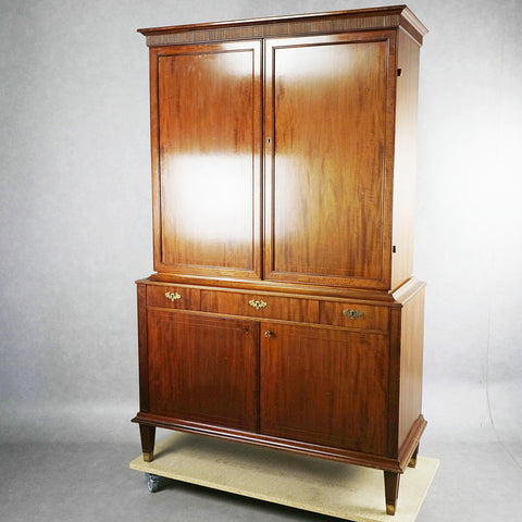 Mahagoni cabinet, Gustavian style, 20th century. Gorgeous flaming pattern
