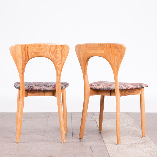 NIELS KOEFOED. Koefoeds Hornslet, four chairs / dining room chairs, model 'Peter Chair', pine, fabric, Denmark, 1958 (4).