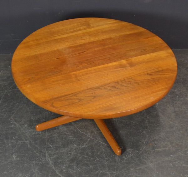 SOLID TEAK ROUND COFFEE TABLE.*