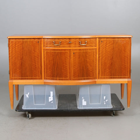 SIDE TABLE, mahogany veneer, English style, second half of the 20th century.
