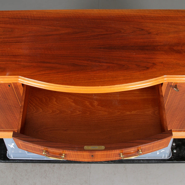 SIDE TABLE, mahogany veneer, English style, second half of the 20th century.
