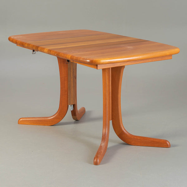 GUDME Møbelfabrik, Solid Teak extendable dining table *