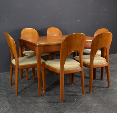 Gorgeous Solid teak dining Table By Glostrup*