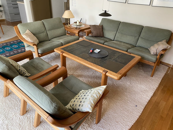 POUL JEPPESEN. SOLID OAK LEATHER SOFA SET WITH COFFEE TABLE BY DYRLUND