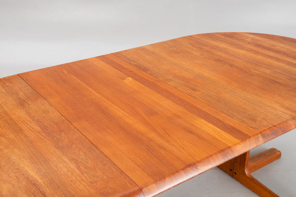 Round solid teak dining table, with 2 leaves.