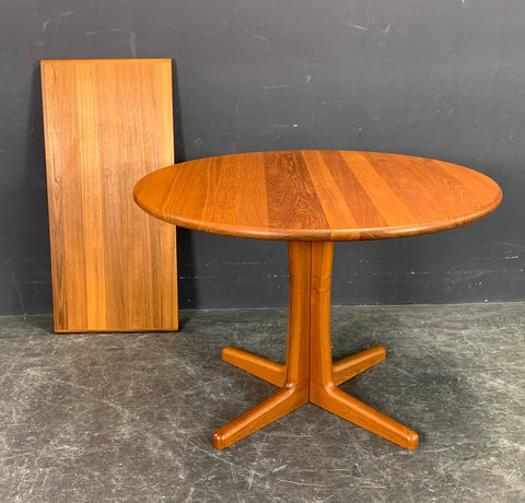 SOLID TEAK EXTENDABLE DINING TABLE.