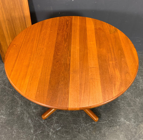 SOLID TEAK EXTENDABLE DINING TABLE.