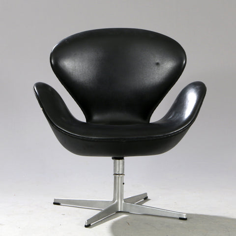 Original Arne Jacobsen Swan Chair in black leather.
