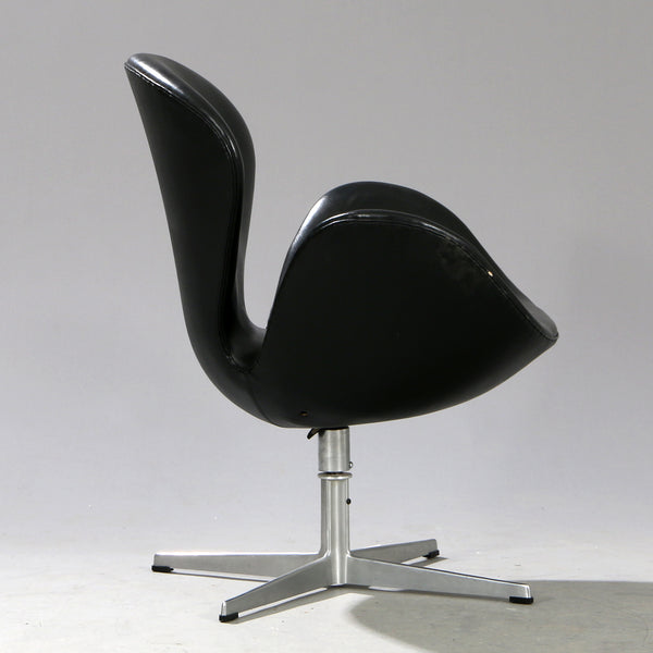 Original Arne Jacobsen Swan Chair in black leather.